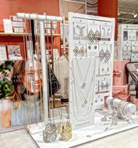 Custom Luxury Jewelry Displays: Premium Acrylic & Gold Metal for Boutiques 1 Minimalist white acrylic jewelry display set with luxury gold edges for necklace and earring presentation.